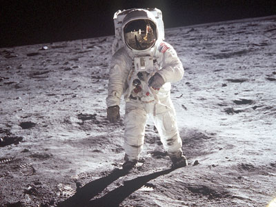 Edwin E. Aldrin Jr. marche sur la surface lunaire